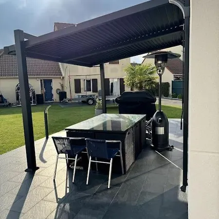 Belle Maison Avec Piscine Chauffee Sans Vis-a-vis Vakantiehuis