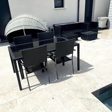 Belle Maison Avec Piscine Chauffee Sans Vis-a-vis *