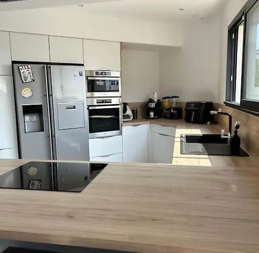 Belle Maison Avec Piscine Chauffee Sans Vis-a-vis